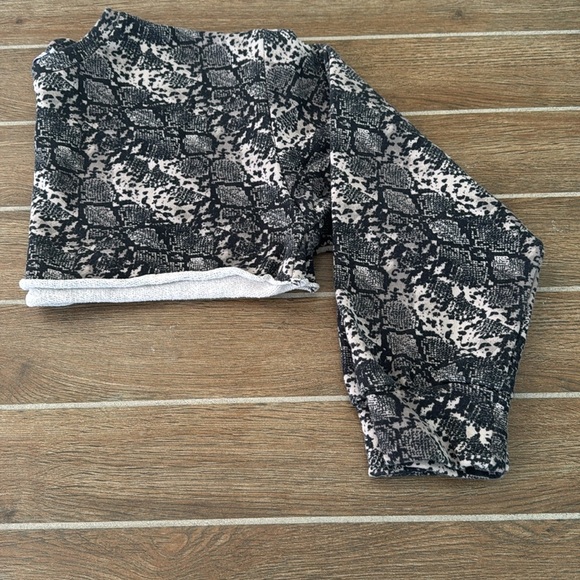 Snakeskin Print Cropped Sweater - Picture 4 of 5